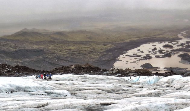 aan de wandel op de gletsjer