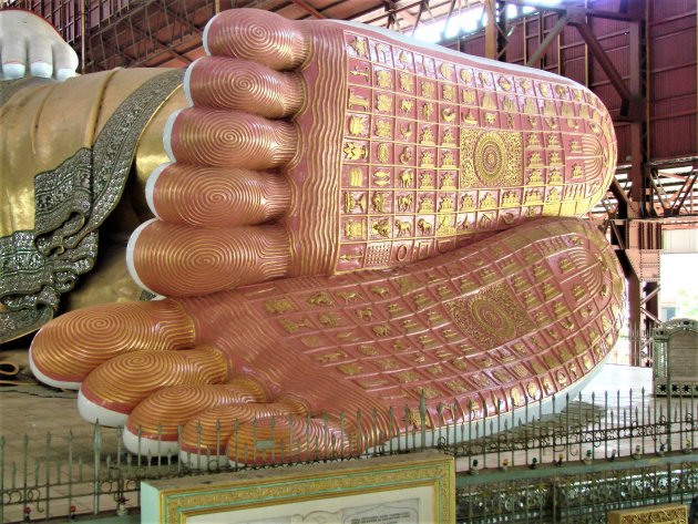 De tekens op de voetzolen van Boeddha.