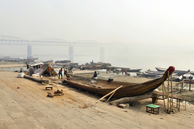 Raj ghat brug over de Ganges rivier