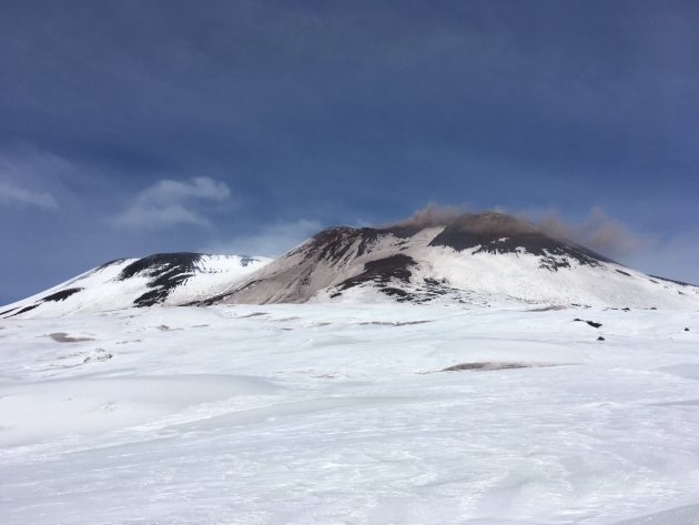 De Etna van dichtbij tijdens een zwavel uitstoot