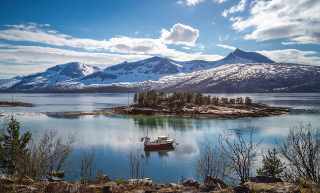 Een fjord en een bootje