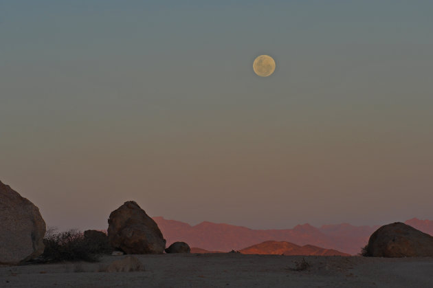 Volle maan boven Spitzkoppe Damaraland Namibië