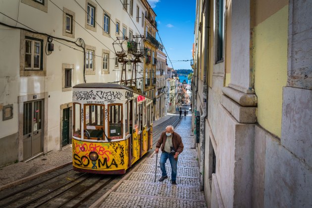 Overal mondmaskers in het straatbeeld van Lissabon