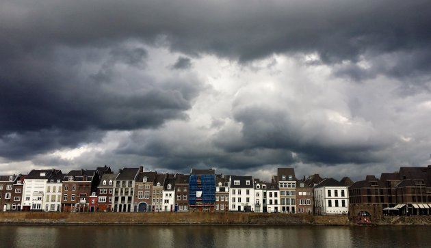 Donkere wolken boven La Meuse.
