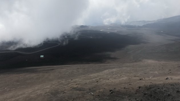 Slingerend de Etna op