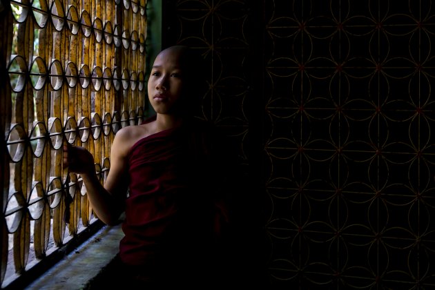 jonge monnik in Yangon