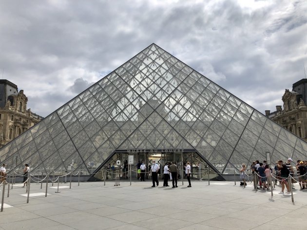 De piramide van het Louvre