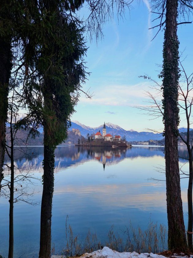 Winterse zonsondergang Lake Bled