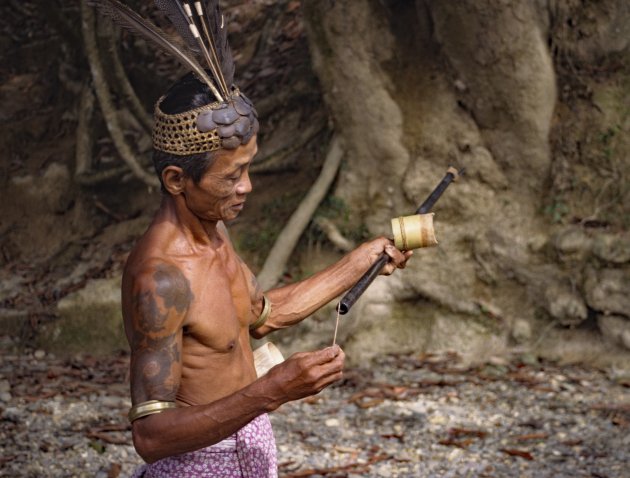Dajak man van de Iban stam op Kalimantan Indonesië