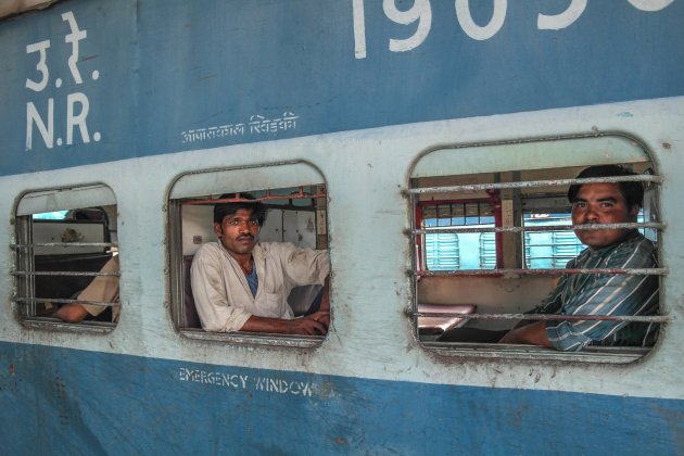 Indianen kijken vanuit het raam van een trein