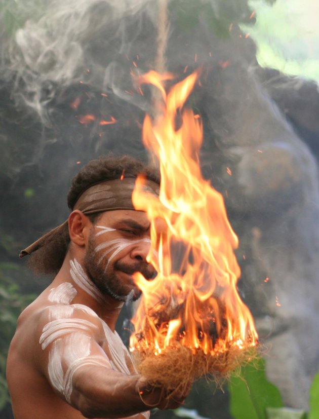 Aboriginal maakt vuur