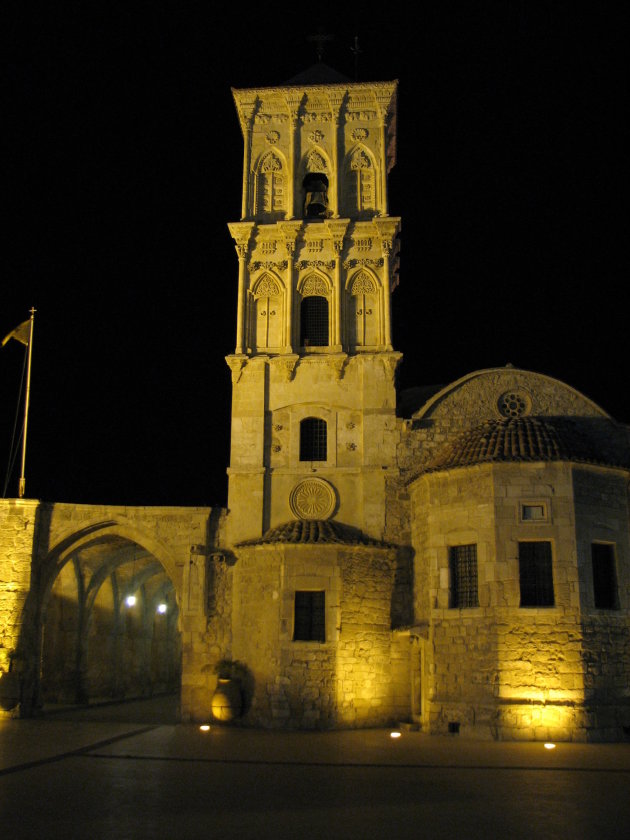 St Lazerus kerk in Larnaca bij nacht 
