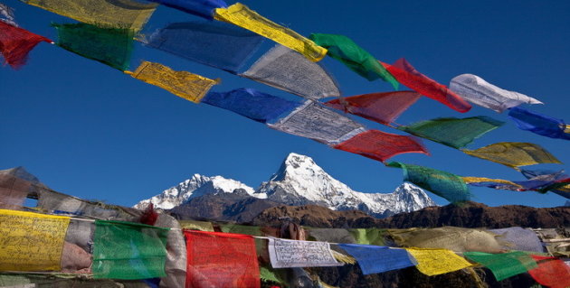 wapperende gebedsvlaggen-Annapurna