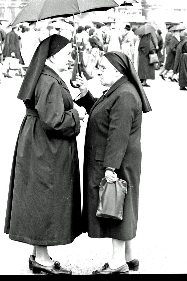 Twee nonnen in Lourdes
