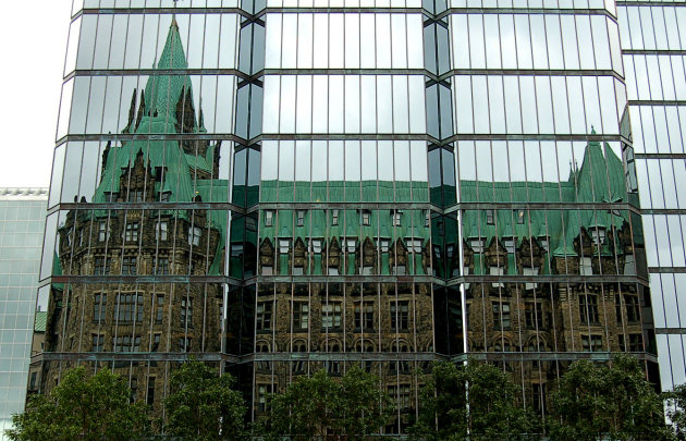 Gespiegelde kerk in glazen kantoorgebouw - Ottawa, Canada