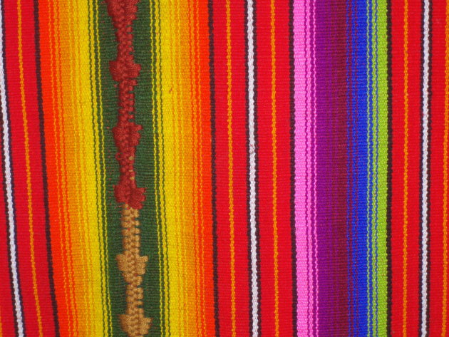 Detail in een souvenirwinkel in Flores. Wie kan er nou genoeg krijgen van al die kleuren?