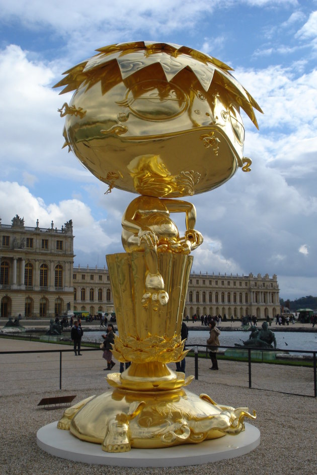 Versailles Oval Buddha Gold van Takashi Murakami