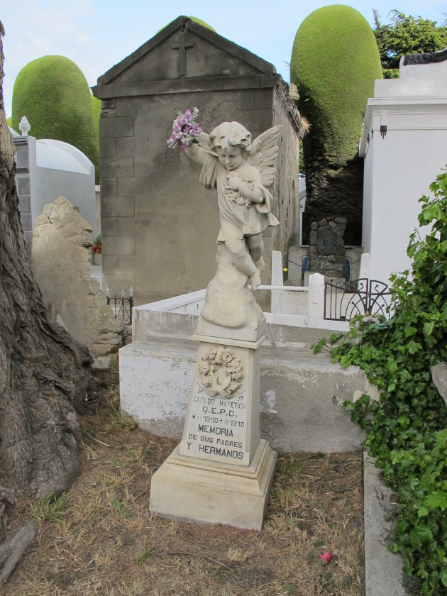 Graf met Beeld van een Engel op een Latijns-Amerikaanse Begraafplaats