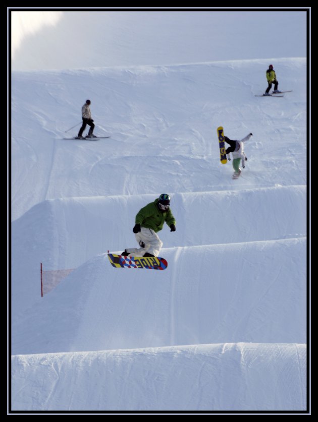 Snowboarders in actie