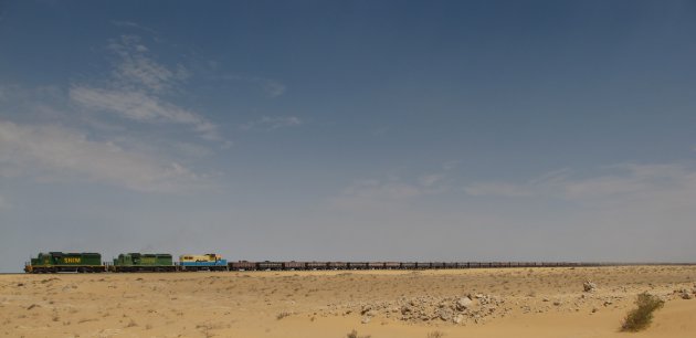 Lange trein dwars door de woestijn
