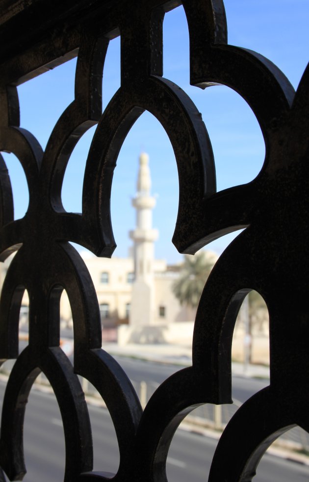zicht op Minaret door raam-mozaiek