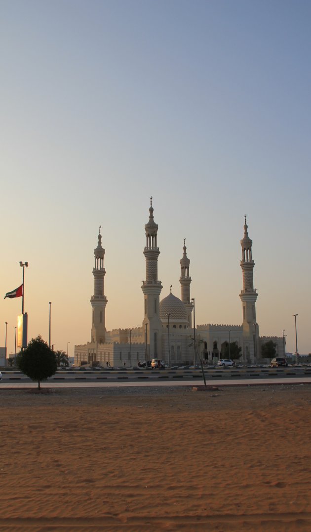 De grote Moskee in Ras al Khaimah bij avondzon