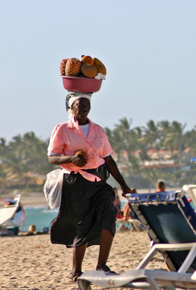 fruitverkoopster op het strand van Cabarete