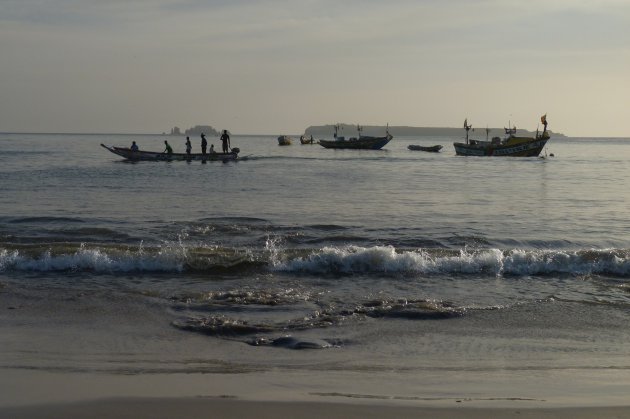 Vissers voor de kust bij Dakar