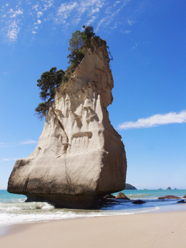 Rots op strand Cathedral Cove 2