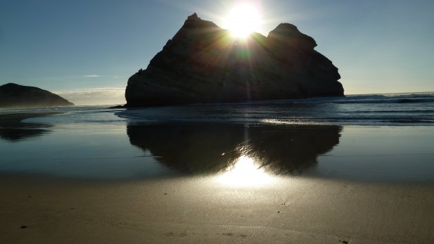 Volmaakt gelukkig aan het eind van de wereld - zonsondergang Whariki Beach
