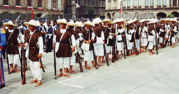 Mexicanen op Cinco de Mayo op het Zocalo in Mexico City