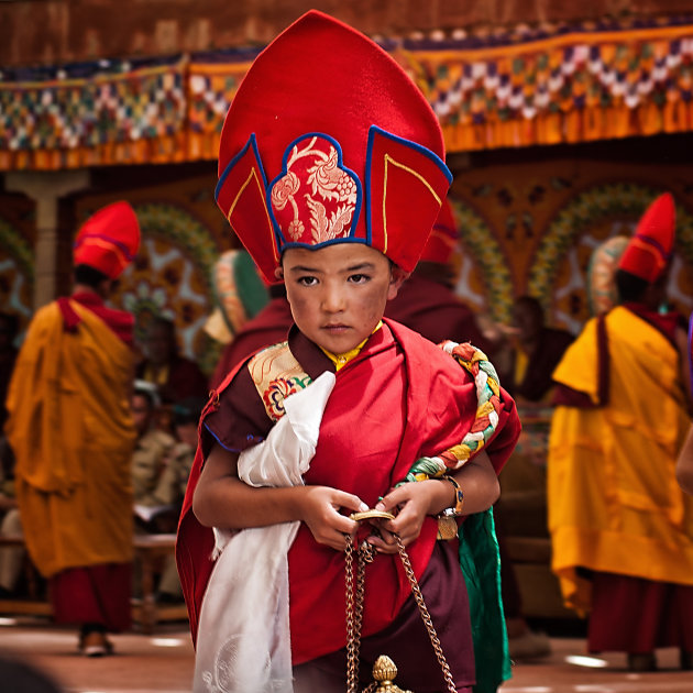 jonge monnik in het rood