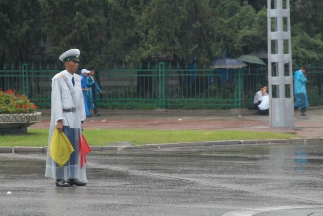 Verkeersagent op een kruising in Pyongyang