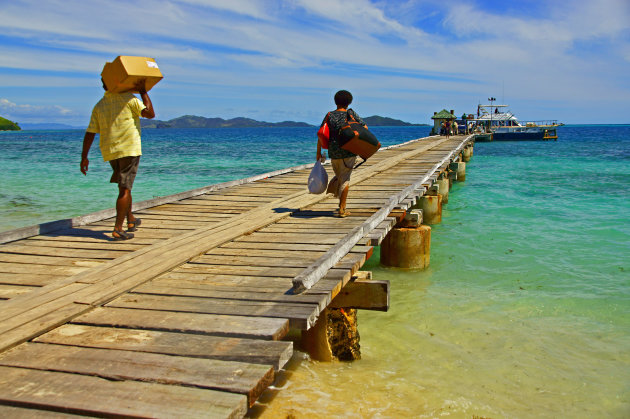 Bewoners van het eilandje Mana onderweg naar de boot.