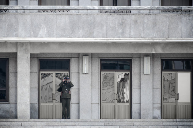 Noord-Koreaanse soldaat staat op wacht in Panmunjom.