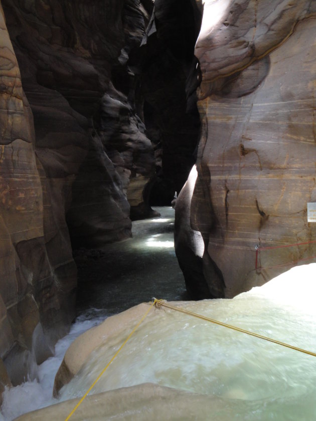 Canyoningen door de Wadi Mujib kloof die uitmondt in de Dode zee