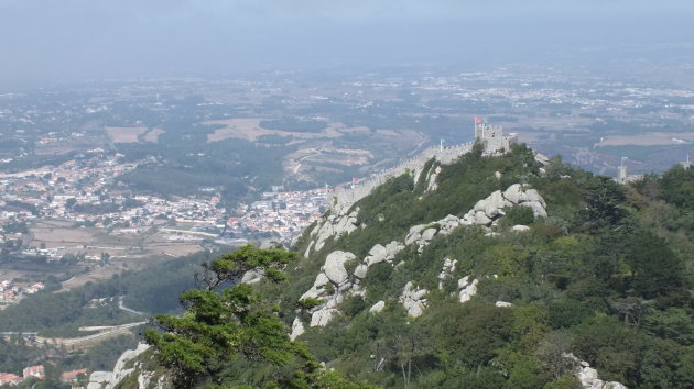 Kasteel del Moro, Sintra. Prachtig uitzicht over het gebied vanaf Paleis da Pina.