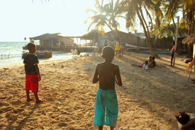 kinderen spelen, isla Mucura
