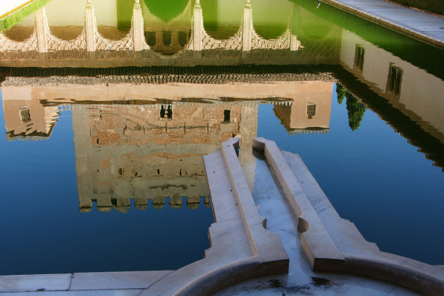 Het Alhambra weerspiegeld