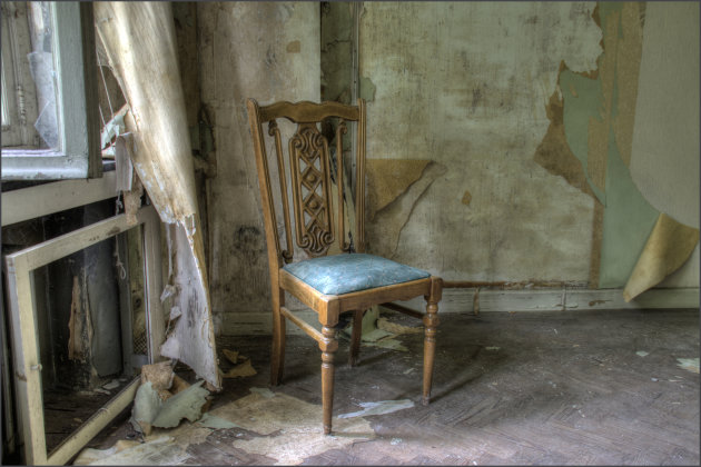 Oude stoel op zolder