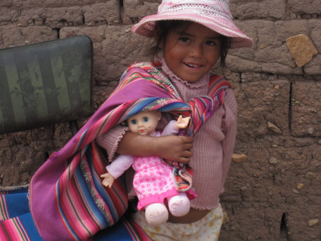 Boliviaans meisje met blonde pop