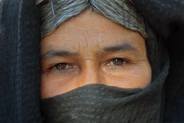Vrouw in de Sinaï woestijn