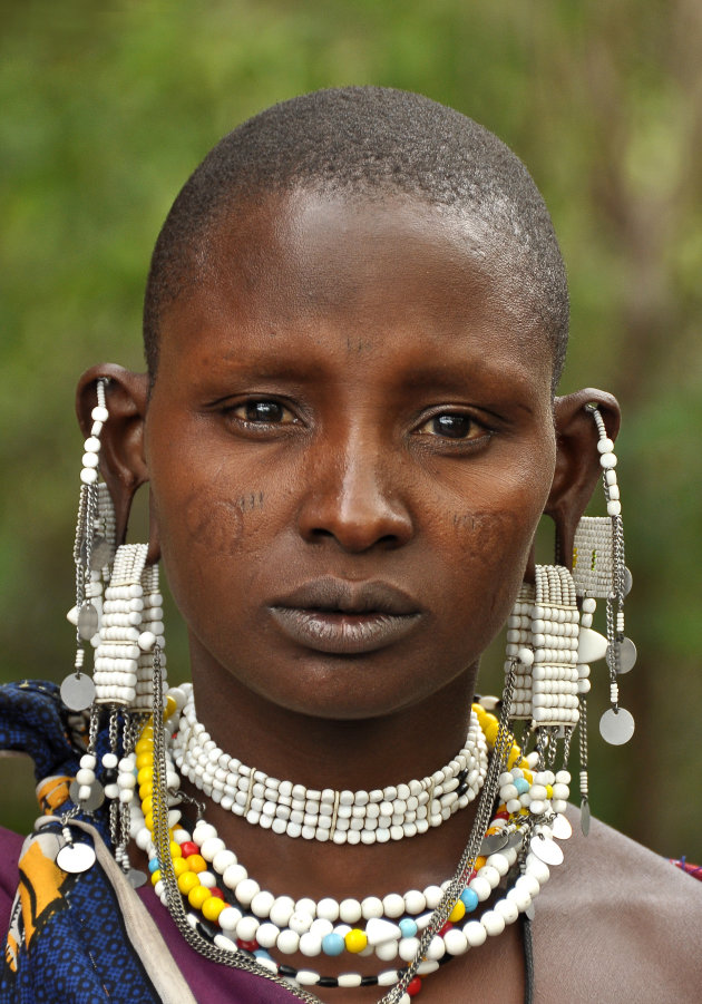 Masaai vrouw, getooid met sieraden