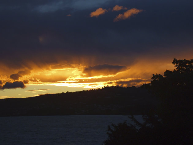 Zonsondergang boven lake Taupo