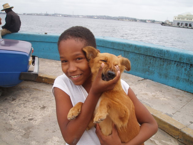 Portret van een kind met zijn hond