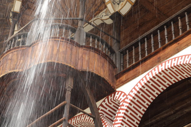 Neerkletterend regenwater in het klooster van Rila