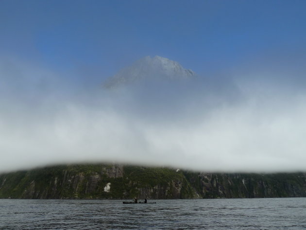 De mist trekt op in Milford Sound