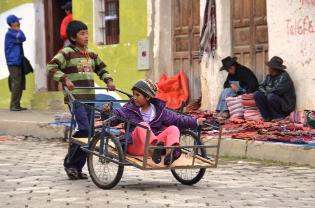 Spelende kinderen Tarabuco Markt Bolivia