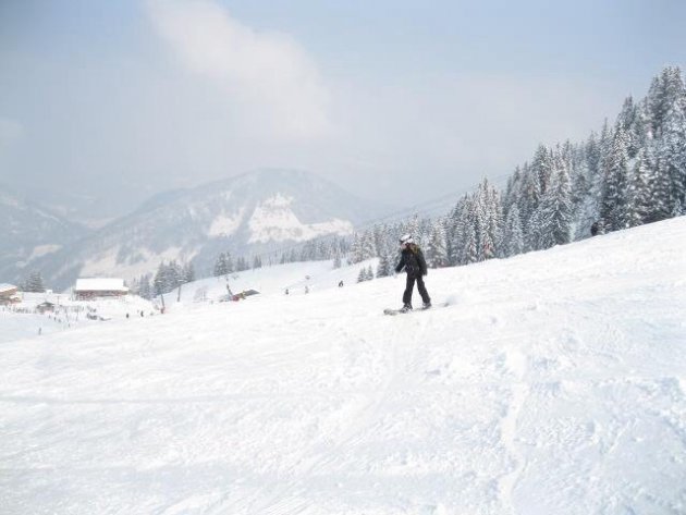 Snowboarder op de Oostenrijkse Alpen