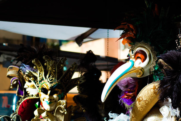 Zonlicht op Venetiaanse maskers